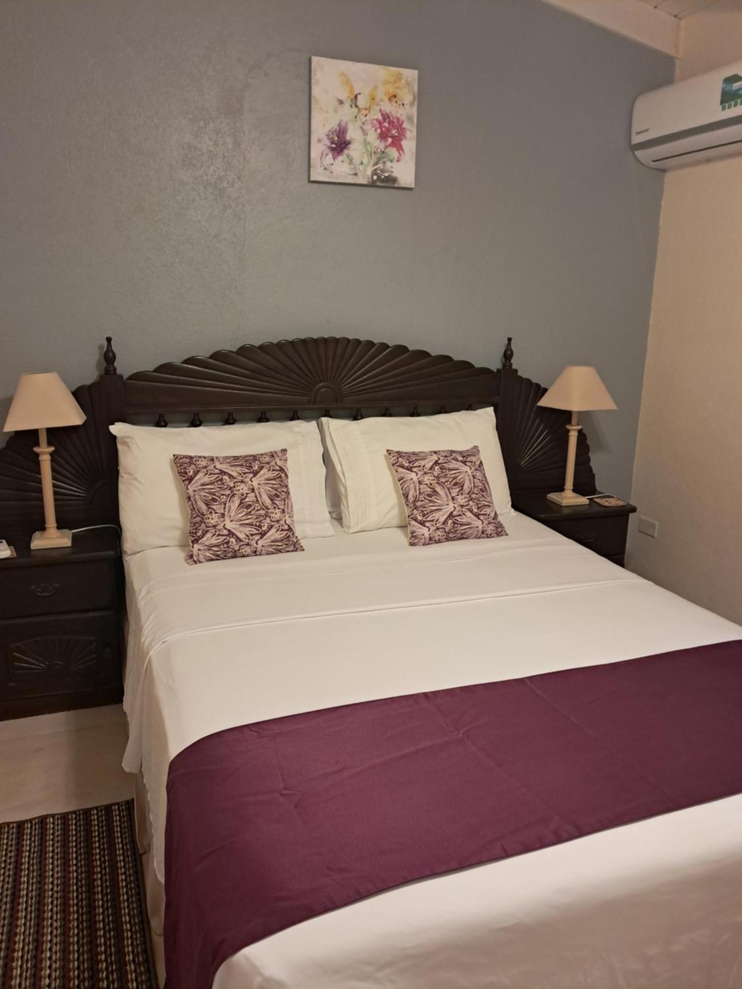 Michand Guest Apartments- Cozy One Or Two Bedroom- 5 Walk Minutes From Airport 10 Mins Drive To Oistins Or Beach Christchurch Exterior foto