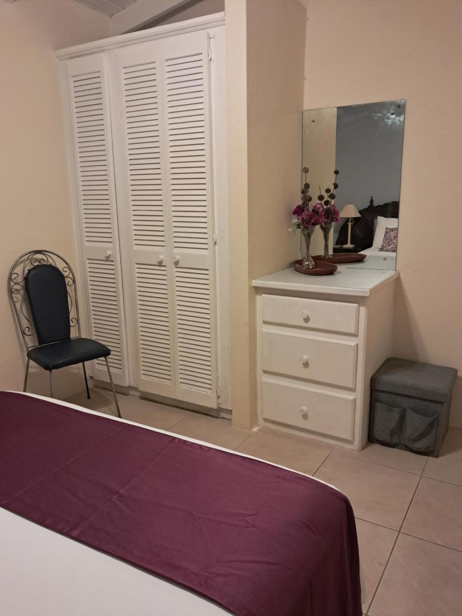 Michand Guest Apartments- Cozy One Or Two Bedroom- 5 Walk Minutes From Airport 10 Mins Drive To Oistins Or Beach Christchurch Exterior foto