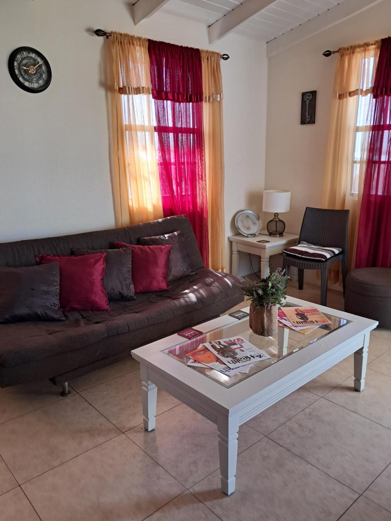 Michand Guest Apartments- Cozy One Or Two Bedroom- 5 Walk Minutes From Airport 10 Mins Drive To Oistins Or Beach Christchurch Exterior foto