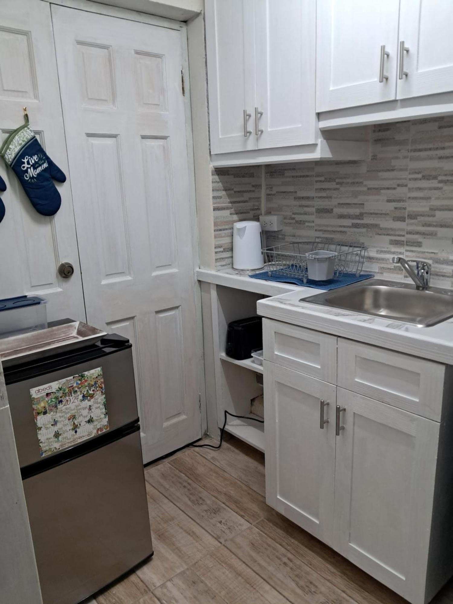 Michand Guest Apartments- Cozy One Or Two Bedroom- 5 Walk Minutes From Airport 10 Mins Drive To Oistins Or Beach Christchurch Exterior foto