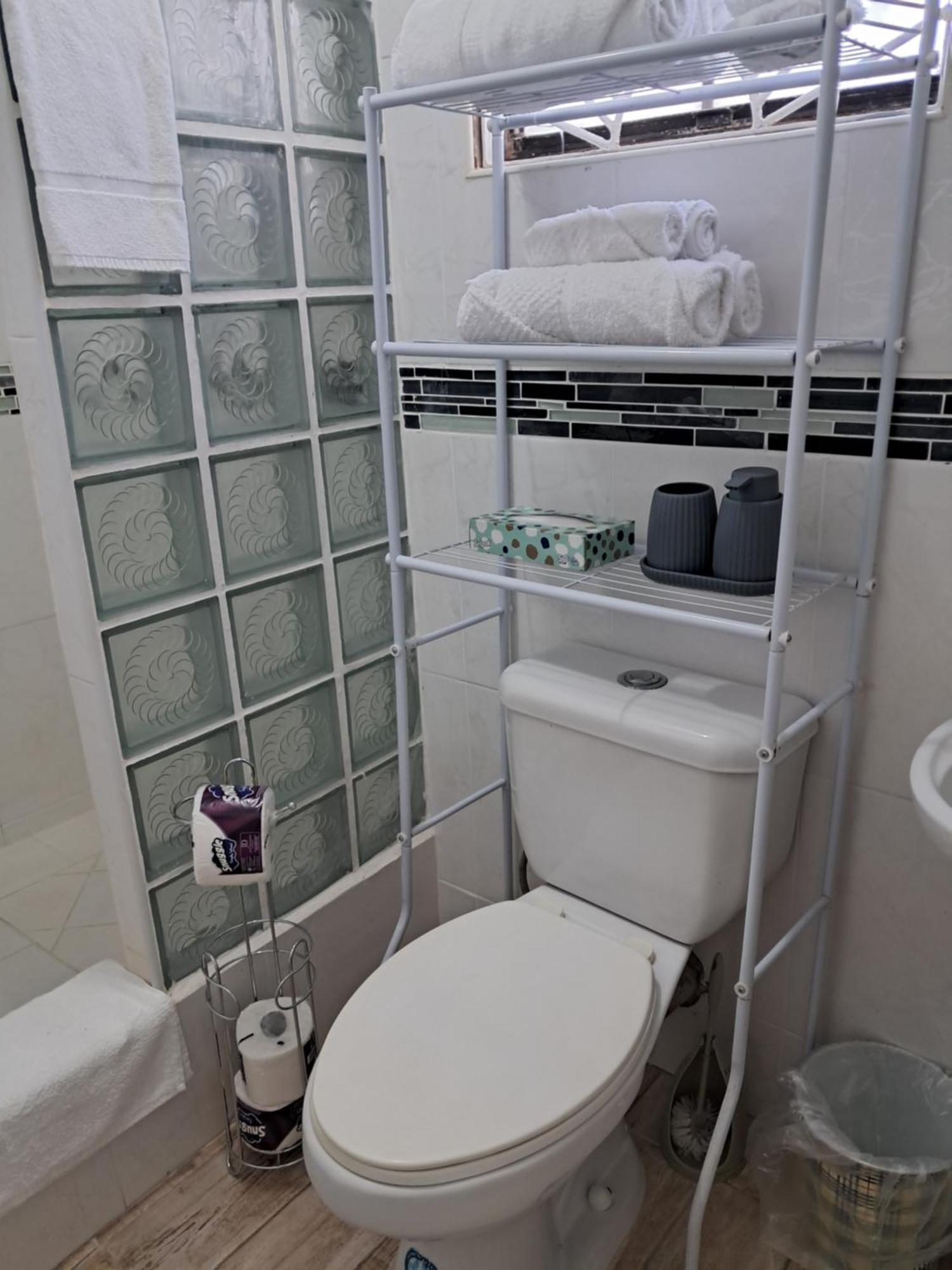 Michand Guest Apartments- Cozy One Or Two Bedroom- 5 Walk Minutes From Airport 10 Mins Drive To Oistins Or Beach Christchurch Exterior foto