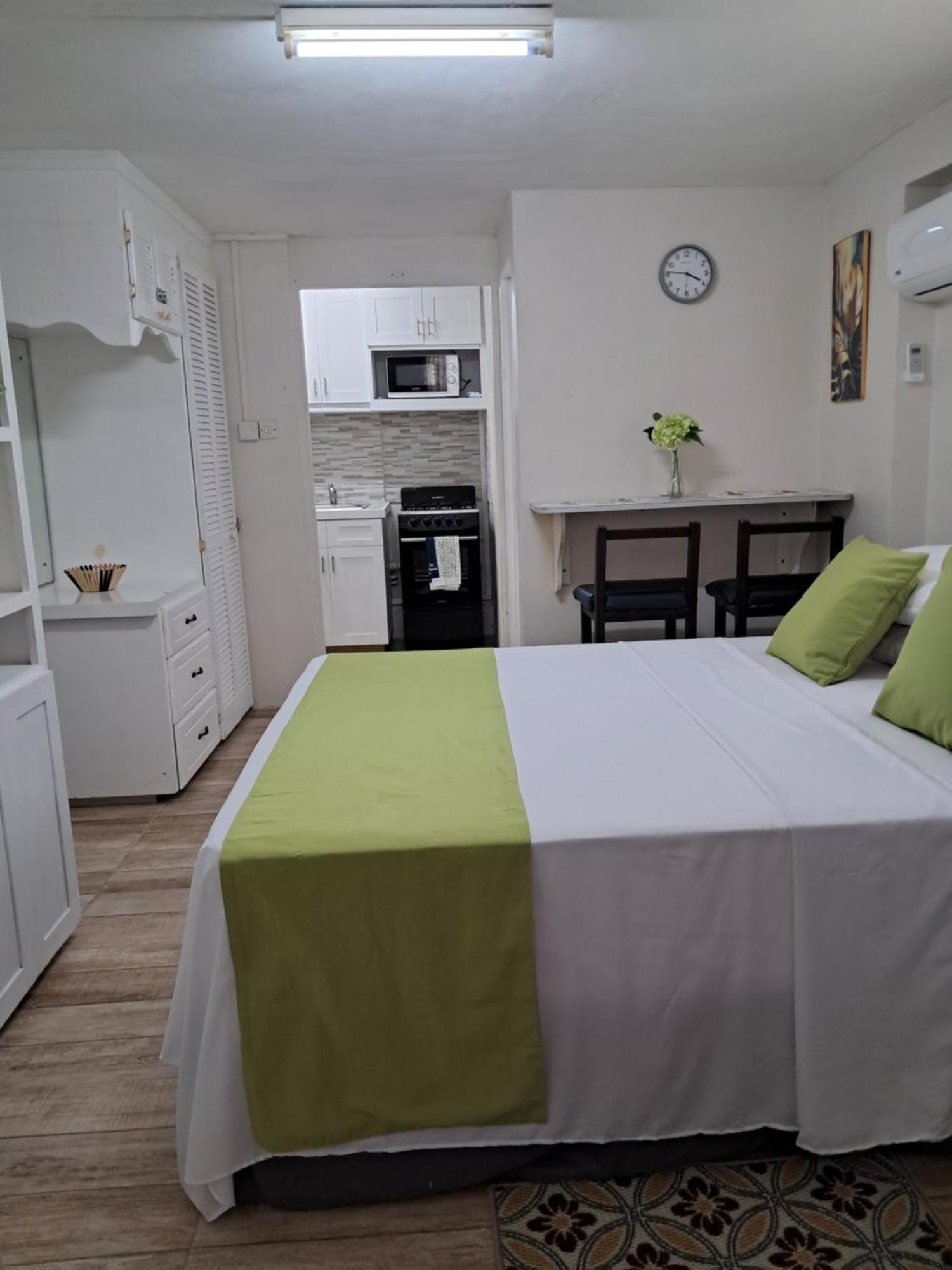 Michand Guest Apartments- Cozy One Or Two Bedroom- 5 Walk Minutes From Airport 10 Mins Drive To Oistins Or Beach Christchurch Exterior foto