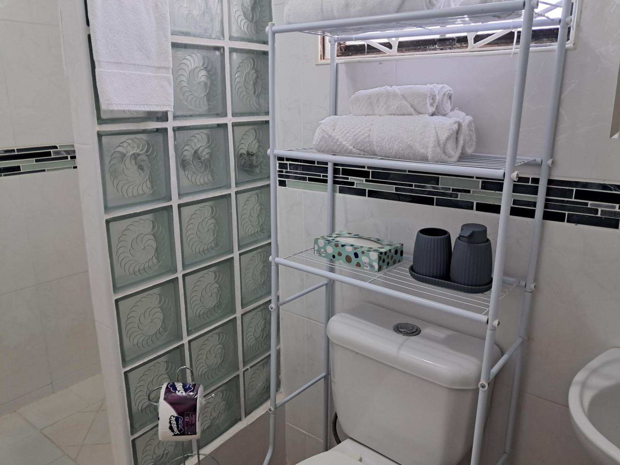 Michand Guest Apartments- Cozy One Or Two Bedroom- 5 Walk Minutes From Airport 10 Mins Drive To Oistins Or Beach Christchurch Exterior foto
